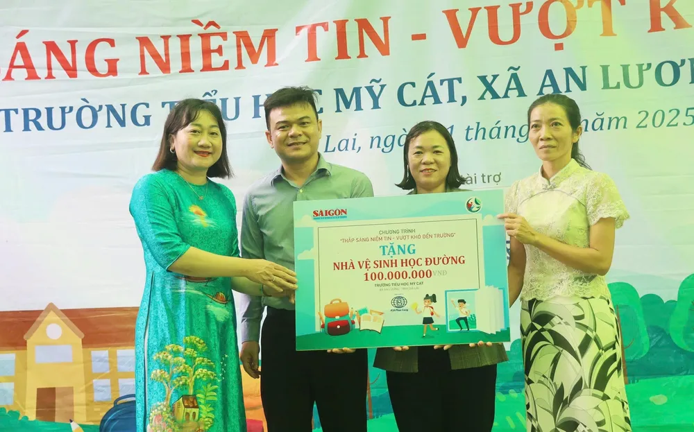 Phó Tổng Biên tập Báo SGGP Bùi Thị Hồng Sương cùng đơn vị tài trợ trao bảng bàn giao công trình "Nhà vệ sinh học đường" cho Trường Tiểu học Mỹ Cát z7178142948902_e947c431a004d7f90099152df4f4858e.jpg