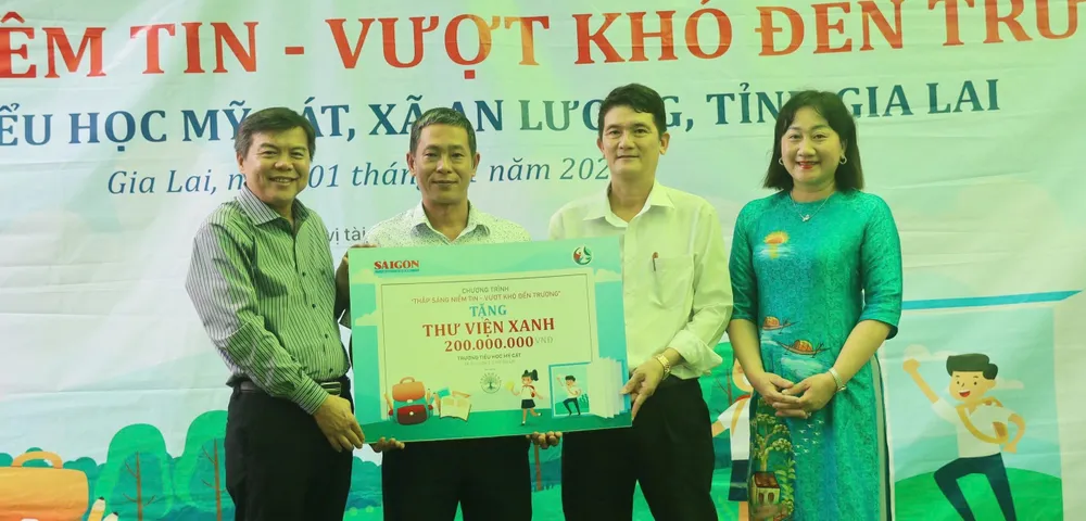 Đồng chí Tăng Hữu Phong trao bảng bàn giao công trình "Thư viện xanh" z7178142964394_c58e45337ab7de5dc9532a8226fac531.jpg