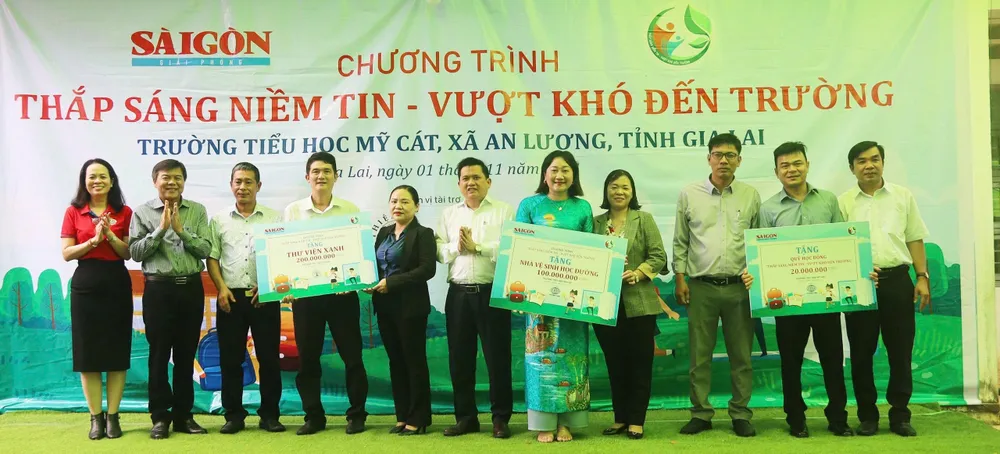 Các lãnh đạo, đại diện đơn vị tài trợ trao bảng bàn giao các công trình, học bổng tại chương trình “Thắp sáng niềm tin - Vượt khó đến trường” z7178142970454_e510e4818c9a324edabb674b4b6dadc2.jpg