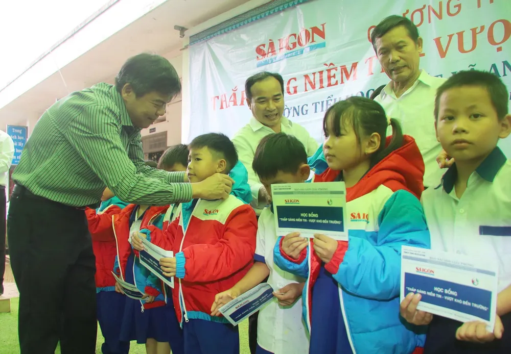 Đồng chí Tăng Hữu Phong trao áo ấm, học bổng cho các em học sinh z7178142981663_7cff4036458024a0ff3a1649e711700b.jpg