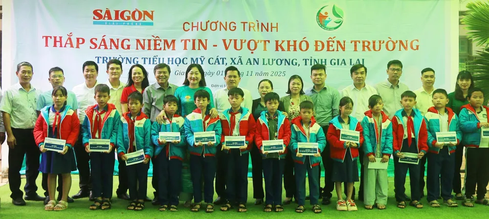 Các đồng chí lãnh đạo, đại diện trao học bổng, áo ấm cho các em học sinh tại chương trình z7178142988006_e0f6d6760f2cf5ec7f282cf516d4f4f9.jpg