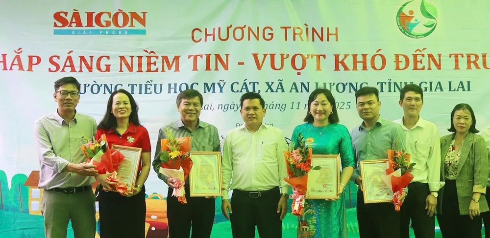 Lãnh đạo Đảng ủy xã An Lương cùng nhà trường trao thư cảm ơn, hoa cho Ban tổ chức, đơn vị tài trợ Chương trình "“Thắp sáng niềm tin – Vượt khó đến trường” z7178143006237_4740e9e3a984a1d629a81b618e210588.jpg