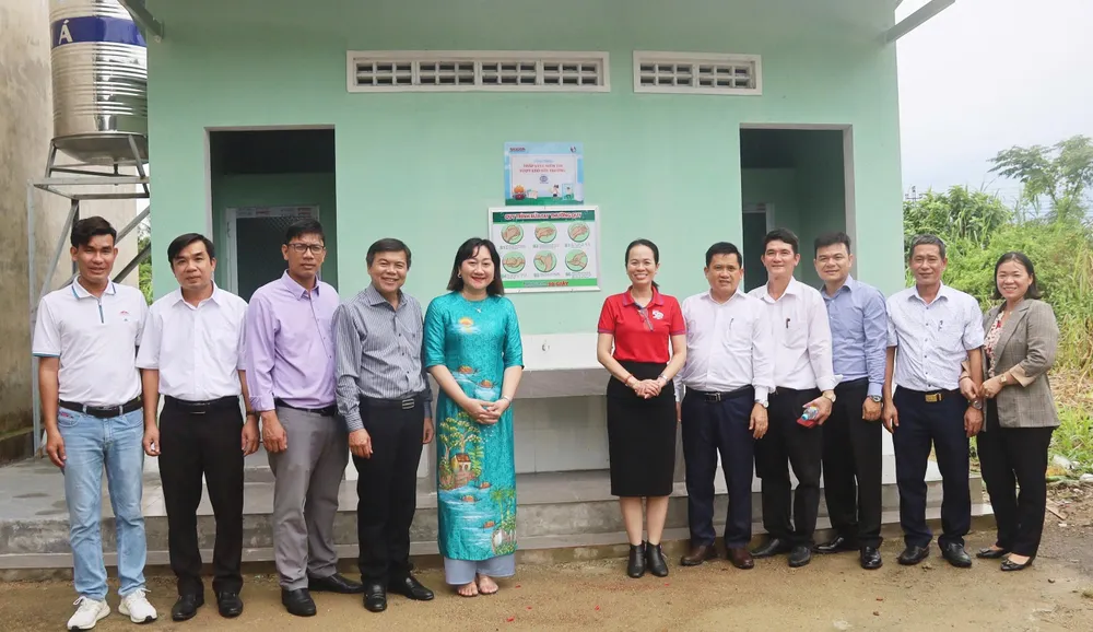 Công trình "Nhà vệ sinh học đường" vừa khánh thành, bàn giao cho Trường Tiểu học Mỹ Cát z7178143013991_86c1cd01d11892a5220a36f0990fa6ae.jpg