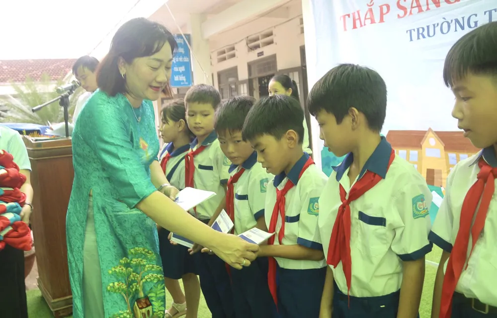 Bà Bùi Thị Hồng Sương trao học bổng cho các em học sinh z7178143030407_81ef7dca72c53166617e5a8dc9e1b9a0.jpg