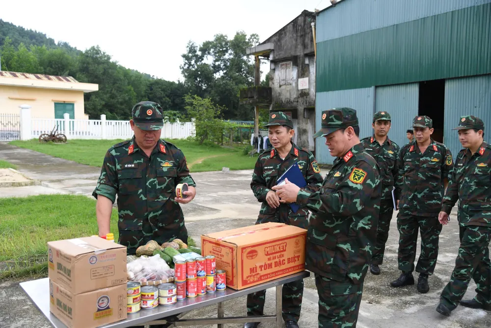Pracovní skupina Vojenského regionu 5 kontroluje jídlo a zásoby připravené pro bouři. Foto: VAN VIEN z7188708714832_2fd94e4c03328970863afddff18a6b09.jpg