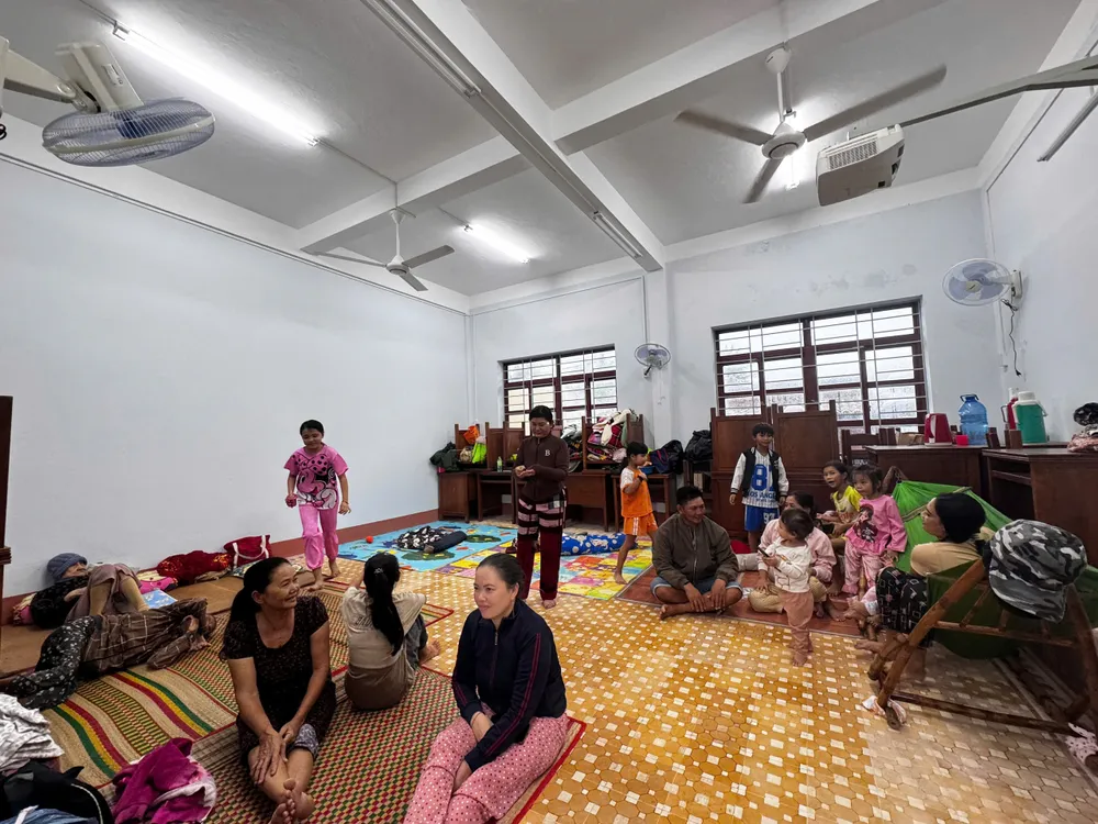 Người dân trên đảo Nhơn Châu sơ tán đến nơi ở an toàn