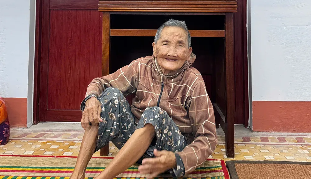 Người già trên đảo Nhơn Châu được sơ tán đến nơi an toàn