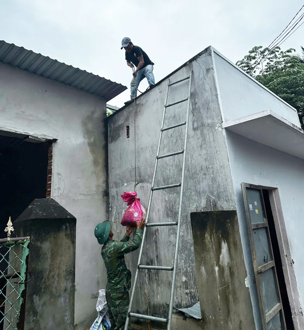 Lực lượng chức năng hỗ trợ người dân Gia Lai chằng chống nhà cửa chuẩn bị đón bão