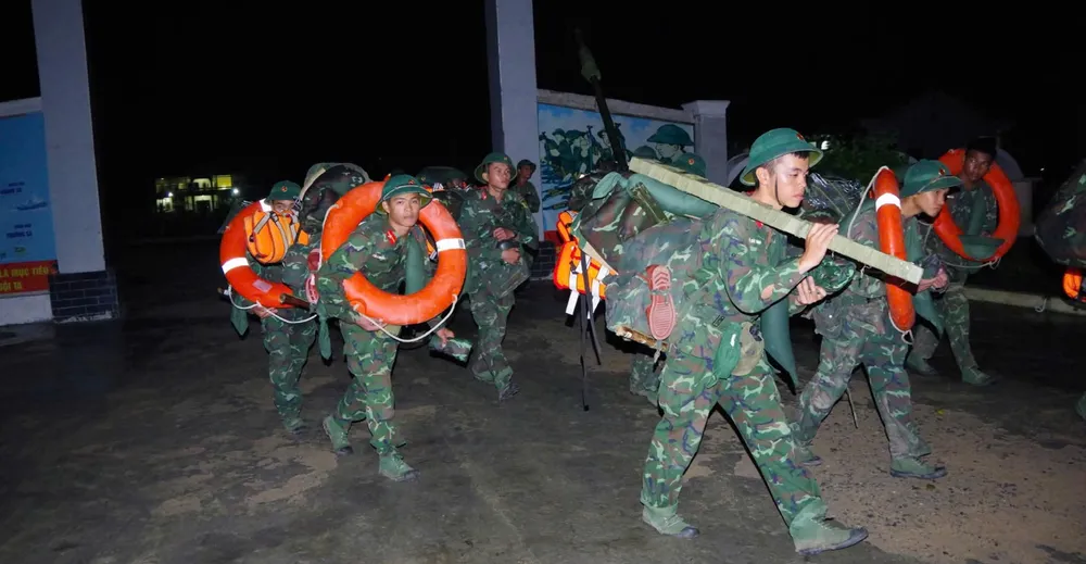 Cán bộ, chiến sĩ của Sư đoàn 2 tăng cường hỗ trợ chống bão tại Gia Lai