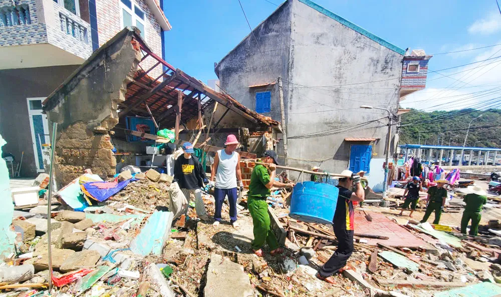 Ven biển Gia Lai tan hoang sau bão dữ