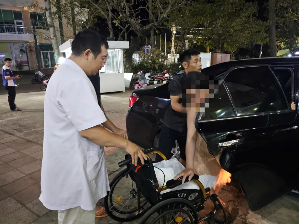 Huy động ô tô đặc chủng dẫn đường cấp cứu thai phụ vỡ ối