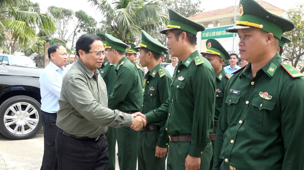 THU TUONG THAM VA LAM VIEC TAI DON BIEN PHONG CAT KHANH.jpg