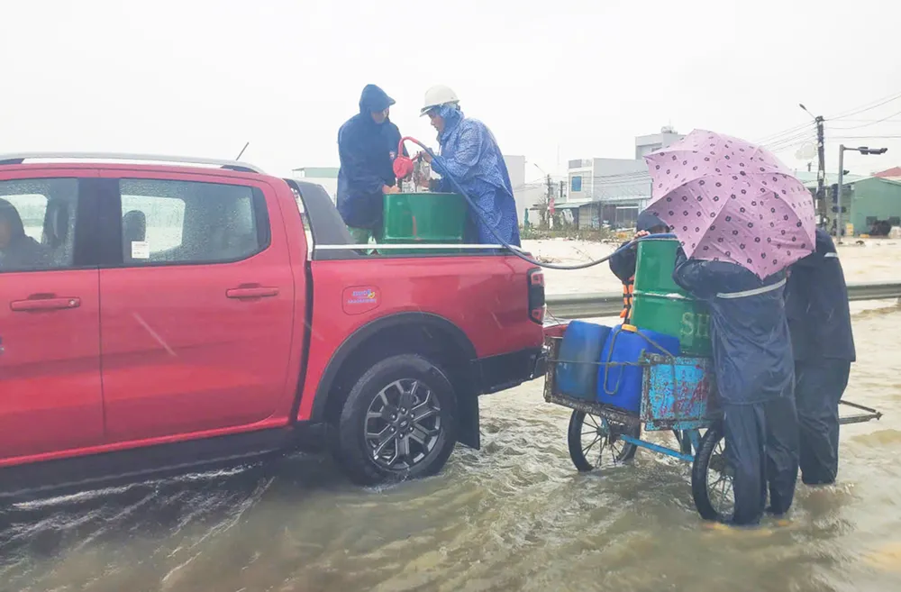 Tiếp tế nhiên liệu cho các vùng dân cư bị ngập lụt, chia cắt ở xã Tuy Phước