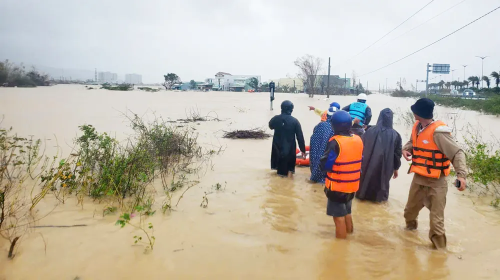 Đến 12 giờ, một tổ cứu hộ ở ven đường Điện Biên Phủ tiếp giáp với QL19 mới (đoạn qua phường Quy Nhơn Đông) đã ứng cứu kịp thời 50 người dân trong các vùng ngập nặng