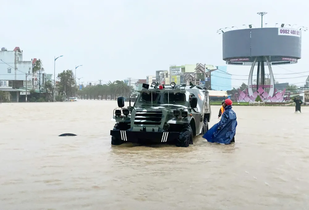 Xe đặc chủng được huy động từ đêm 18 để hỗ trợ sơ tán người dân ở các vùng ngập nặng