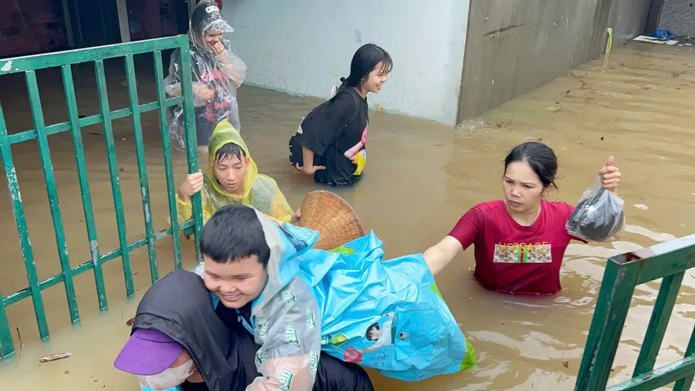 Hỗ trợ các nhà dân bị ngập nặng sơ tán đến nơi an toàn