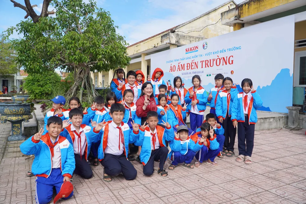 Mang "Áo ấm đến trường" sẻ chia cùng học sinh vùng bão lũ Gia Lai