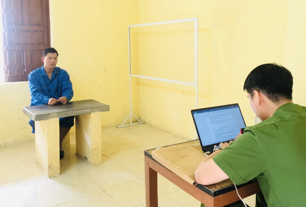 Nguyễn Mậu Văn tại cơ quan công an. Ảnh: Công an cung cấp gia1.jpg
