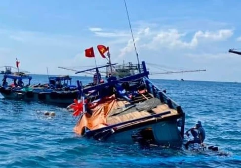 Tàu cá Phú Yên bị chìm gần đảo Phú Quý 454196257_935214535315399_6626066035830370892_n.jpg