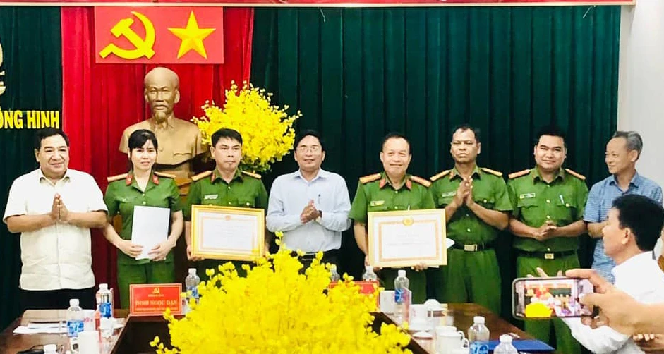 Huyện ủy, UBND huyện Sông Hinh khen thưởng đột xuất cho Công an huyện Sông Hinh 455816261_122187627656035403_4282080710177986939_n.jpg
