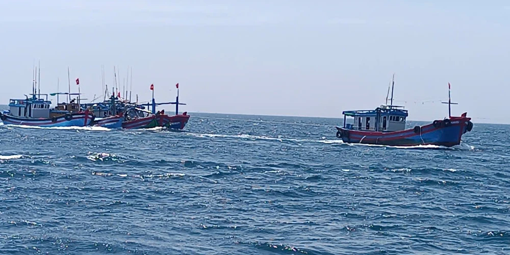Các ngư dân và cán bộ chiến sĩ biên phòng hỗ trợ tàu cá PY 95146 TS bị tàu hàng Việt Thuận 21506 va chạm trên vùng biển Phú Yên z5757010590378_d3f4528a5b4e65d9d734a127d258f3a0.jpg