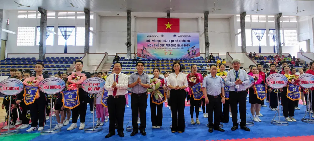 Ban tổ chức tặng hoa và cờ lưu niệm cho các đơn vị thi đấu tại giải a5.jpg