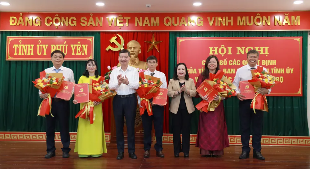 Tỉnh ủy Phú Yên công bố quyết định Ban Biên tập Báo Phú Yên cong bo quyet dinhIMG_2171.jpg