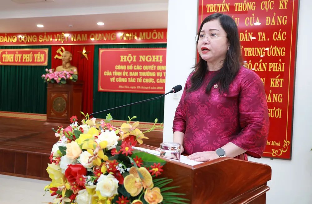 Bà Đào Phạm Hoàng Quyên, Tổng Biên tập Báo Phú Yên phát biểu nhận nhiệm vụ mới