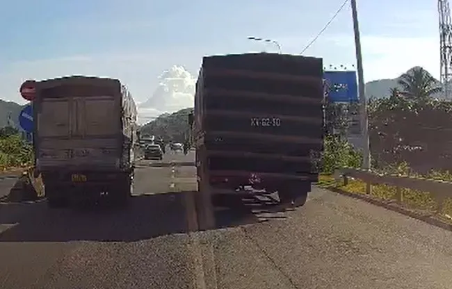 Xe biển đỏ (bên phải) gây tai nạn trên Quốc lộ 1 Xe biển đỏ (bên phải) gây tai nạn trên Quốc lộ 1