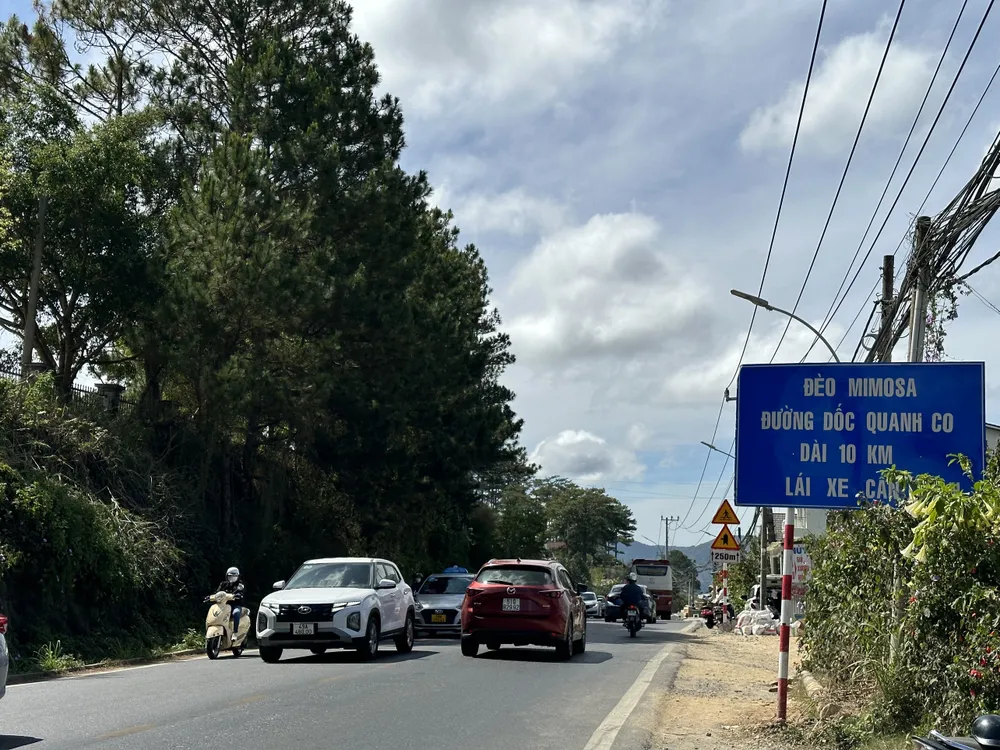 Đèo Mimosa có lưu lượng xe tăng đột biến sau khi tỉnh Lâm Đồng đóng cửa nâng cấp đèo Prenn