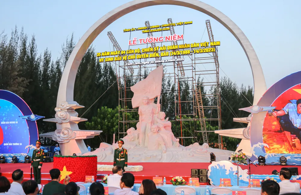 Hàng trăm người đến Khu tưởng niệm chiến sĩ Gạc Ma chiều 13-3 Hàng trăm người đến Khu tưởng niệm chiến sĩ Gạc Ma chiều 13-3