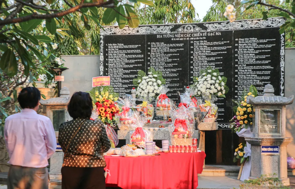 Dâng hương tưởng niệm 64 cán bộ, chiến sĩ hy sinh ở Gạc Ma ảnh 8 Dâng hương tưởng niệm 64 cán bộ, chiến sĩ hy sinh ở Gạc Ma ảnh 8