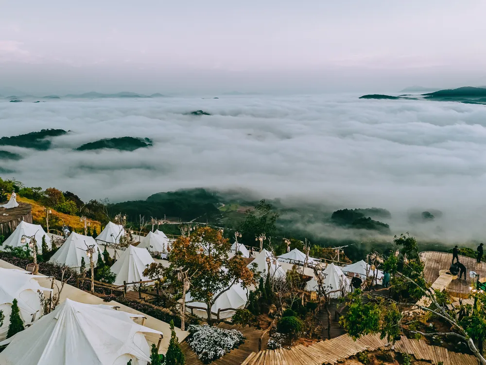 Đón ngày mới trên biển mây tại Cloud View Glamping Cloud View Glamping nằm ở vùng ngoại ô thành phố, cách trung tâm Đà Lạt khoảng 25km, nằm trong khu vực đồi chè Cầu Đất với khí hậu mát mẻ quanh năm, mang đến cảm giác bình yên, thư thái cho chuyến dã ngoại
