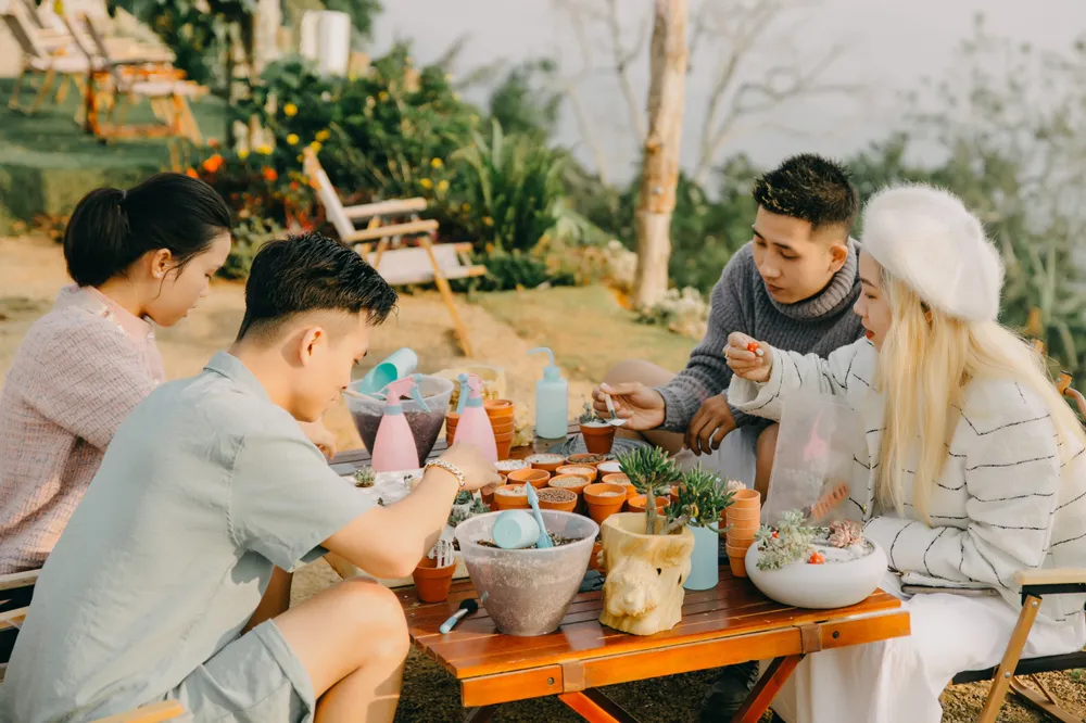 Các hoạt động thú vị luôn được làm mới với mong muốn mang đến nhiều trải nghiệm đáng nhớ nhất cho du khách. Khu trại được thiết kế và xây dựng với vật liệu thân thiện với môi trường như gỗ, lá,… xen lẫn vào đó là rất nhiều loại cây và hoa đặc trưng của Đà Lạt, tạo cho du khách cảm giác hòa mình vào thiên nhiên. Mỗi lều sẽ được trang bị đầy đủ tiện nghi cho bạn cảm giác như được ở ngôi nhà thứ hai của mình.