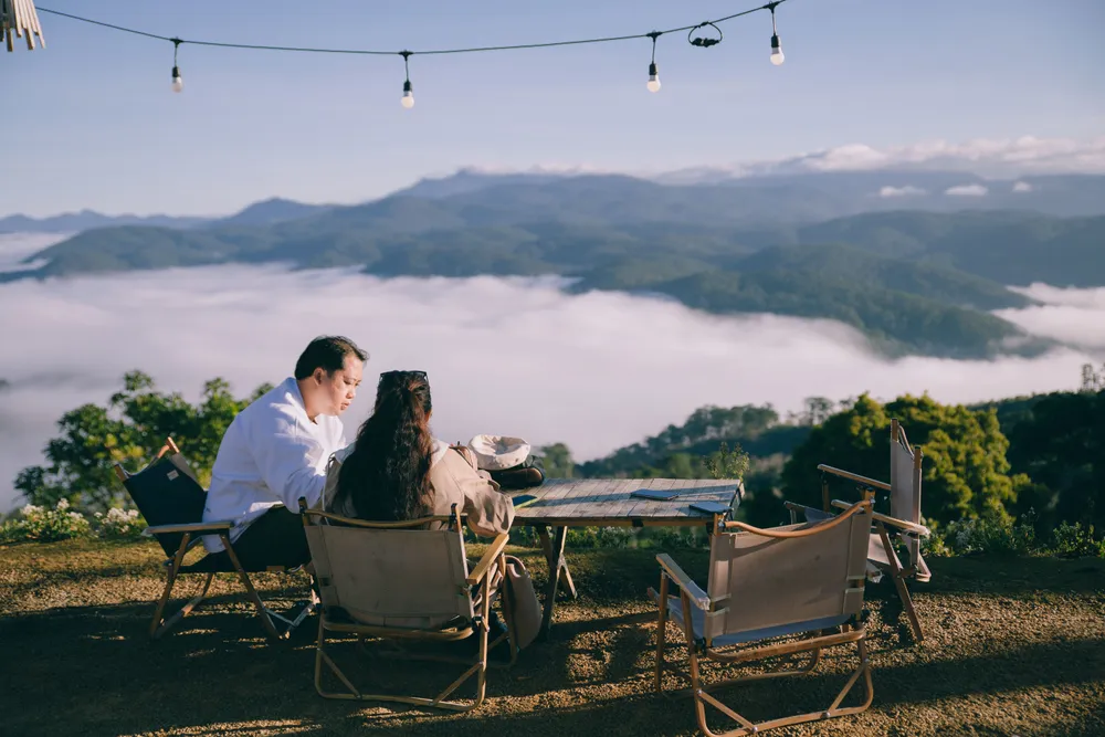 Vợ chồng chị Ngọc Anh đang tận hưởng buổi sáng trong lành tại Cloud View Glamping. The Campville Dalat – Thiên đường lãng mạn