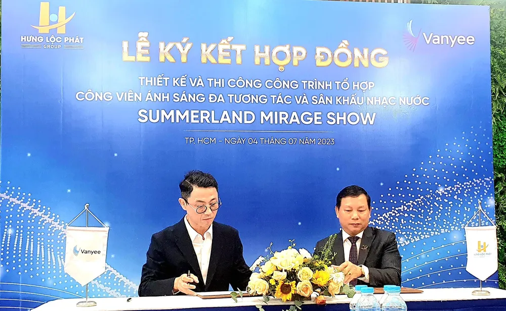 Đại diện Hưng Lộc Phát Group và Vanyee Cultural Technologies ký kết hợp đồng thiết kế và thi công sân khấu nhạc nước Summerland Mirage Show và công viên ánh sáng đa tương tác Đại diện Hưng Lộc Phát Group và Vanyee Cultural Technologies ký kết hợp đồng thiết kế và thi công sân khấu nhạc nước Summerland Mirage Show và công viên ánh sáng đa tương tác