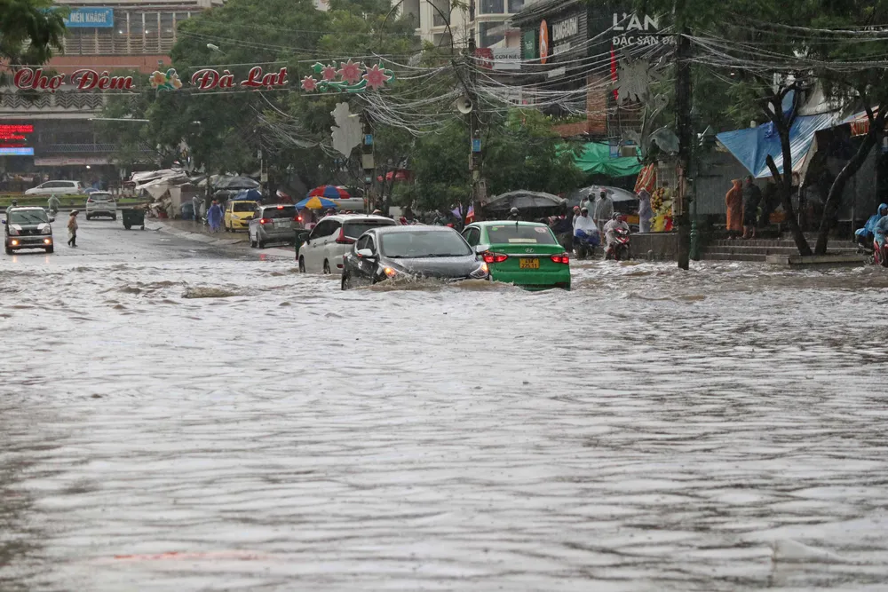 Ngập trước khu vực chợ đêm Đà Lạt. Ảnh: ĐOÀN KIÊN Ngập trước khu vực chợ đêm Đà Lạt. Ảnh: ĐOÀN KIÊN