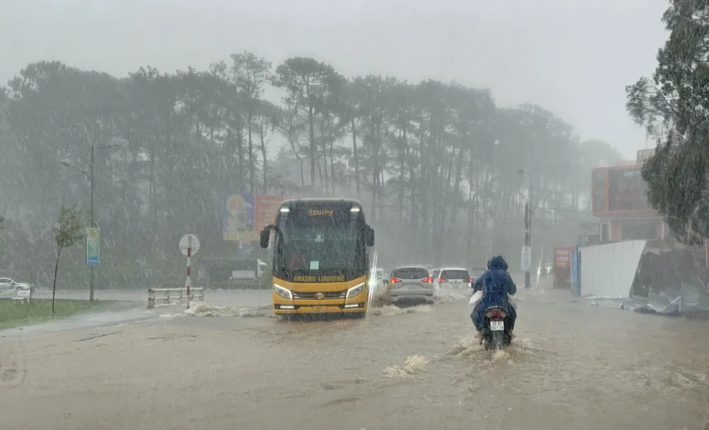 Nhiều du khách đến Đà Lạt cảm thấy bất tiện khi di chuyển trên các tuyến đường ngập nước. Ảnh: ĐOÀN KIÊN Nhiều du khách đến Đà Lạt cảm thấy bất tiện khi di chuyển trên các tuyến đường ngập nước. Ảnh: ĐOÀN KIÊN