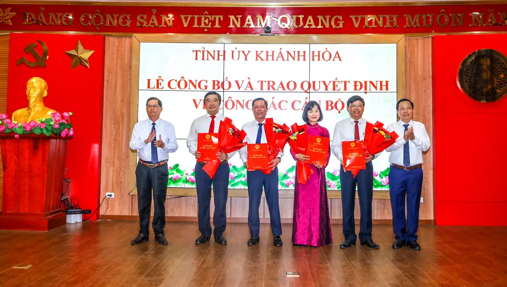 Ông Nguyễn Tấn Tuân, Phó Bí thư Tỉnh ủy, Chủ tịch UBND tỉnh Khánh Hòa và ông Hà Quốc Trị, Phó Bí thư Tỉnh ủy, Trưởng Đoàn đại biểu Quốc hội tỉnh Khánh Hòa trao quyết định cho 4 cán bộ IMG_9014.jpeg