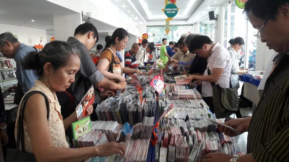 Hội chợ băng đĩa Phương Nam lần 15-2017: Cơ hội sở hữu đĩa hát có chữ ký ngôi sao ảnh 5 Hội chợ băng đĩa Phương Nam lần 15-2017: Cơ hội sở hữu đĩa hát có chữ ký ngôi sao ảnh 5