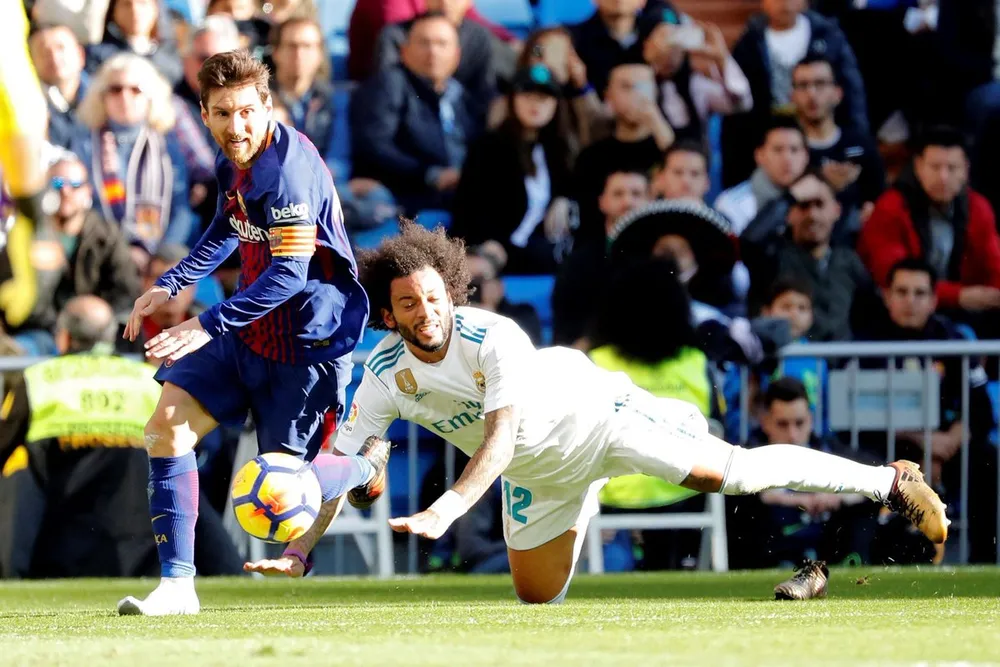 Chỉ 1 chiếc giày Messi vẫn nguy hiểm