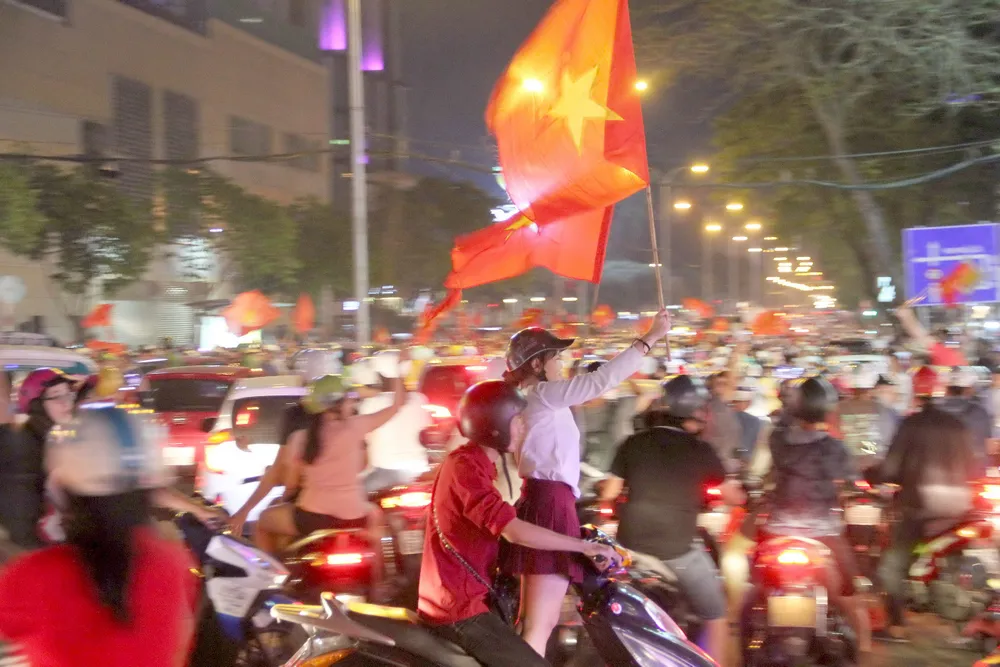 U23 Việt Nam thắng, TPHCM rợp cờ hoa ảnh 5