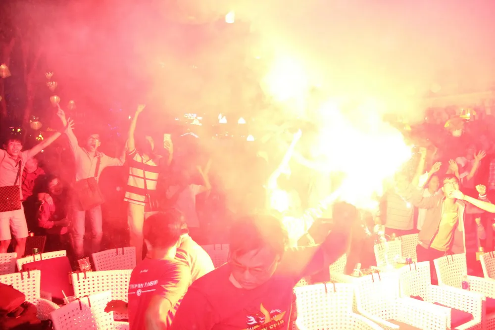 U23 Việt Nam thắng, TPHCM rợp cờ hoa ảnh 6