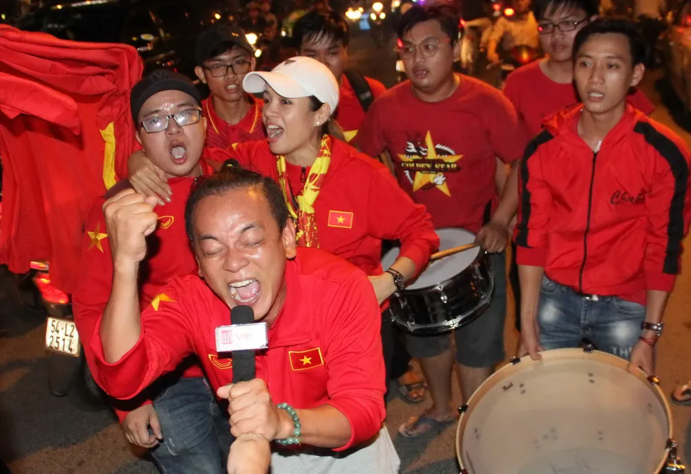 U23 Việt Nam thắng, TPHCM rợp cờ hoa ảnh 7