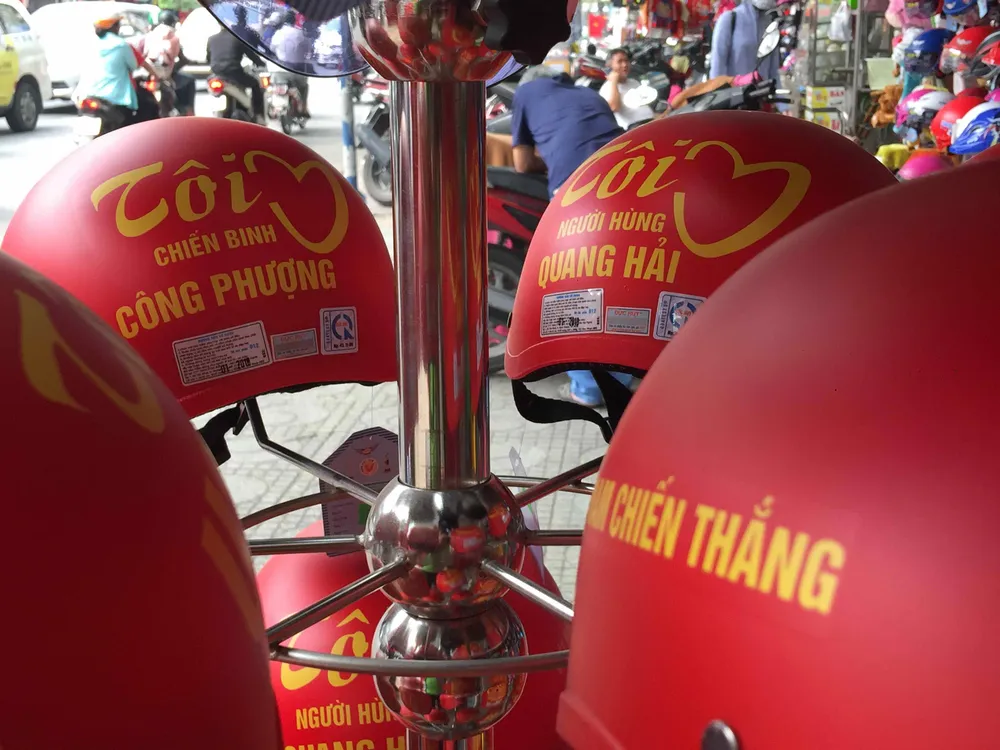 Gần 5.000 áo cờ Việt Nam được bán ra mỗi ngày ảnh 2 Gần 5.000 áo cờ Việt Nam được bán ra mỗi ngày ảnh 2