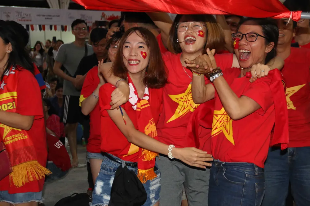 Người hâm mộ TPHCM xuống phố mừng chiến thắng ảnh 3