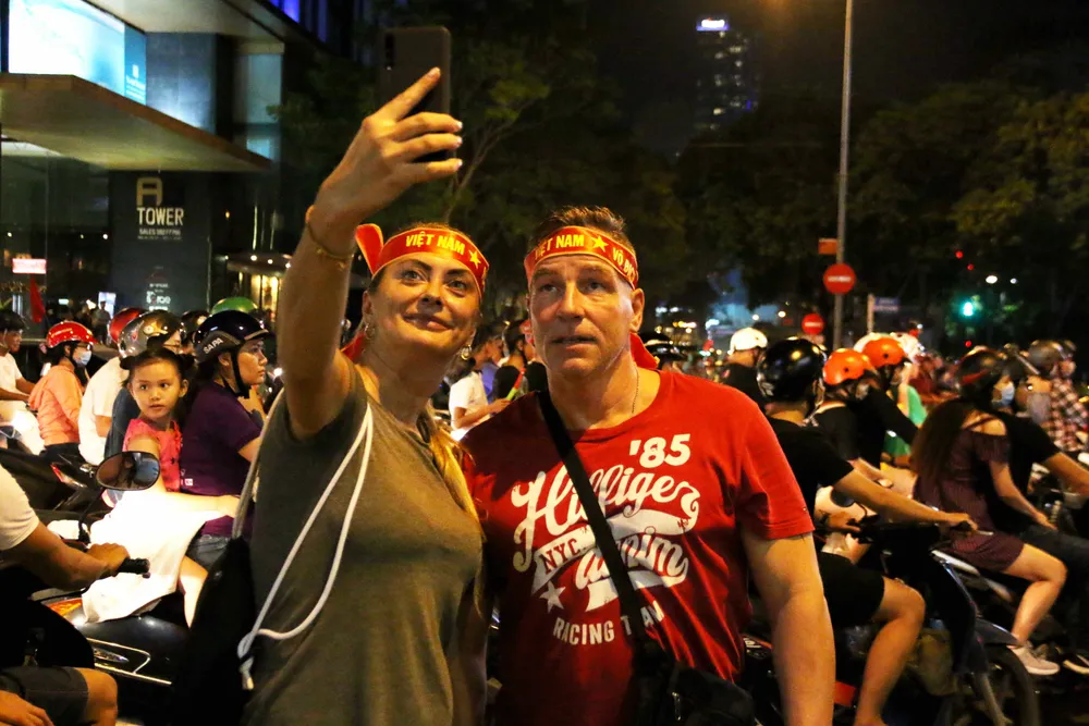 Người hâm mộ TPHCM xuống phố mừng chiến thắng ảnh 9