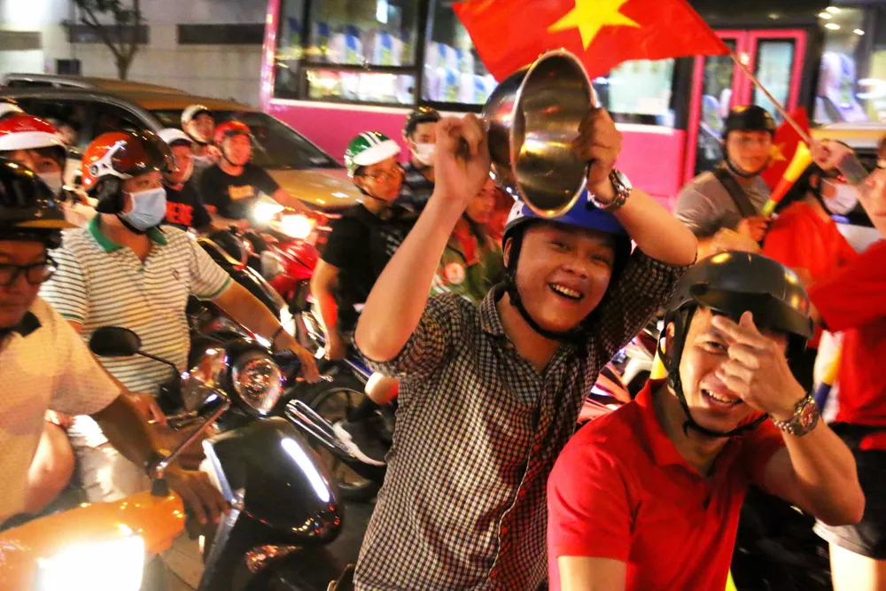 Người hâm mộ TPHCM xuống phố mừng chiến thắng ảnh 8