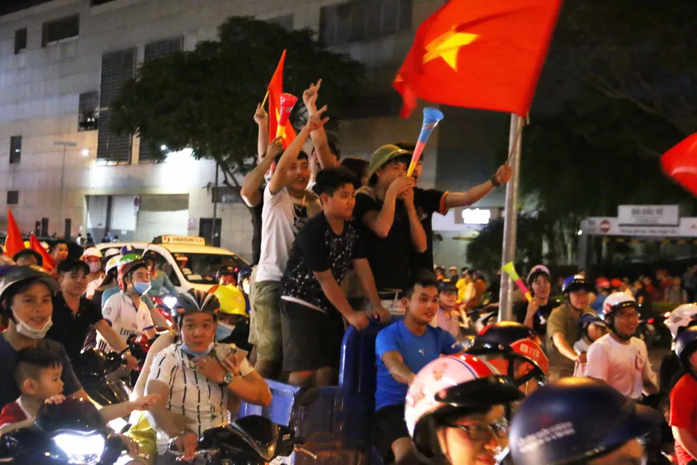 Người hâm mộ TPHCM xuống phố mừng chiến thắng ảnh 7