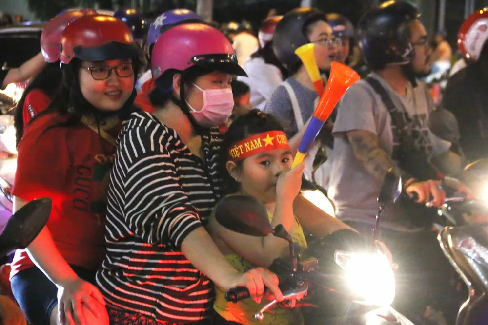 Người hâm mộ TPHCM xuống phố mừng chiến thắng ảnh 6